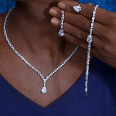 طقم مجوهرات زفاف فاخر بتصميم دمعة من ASNORA